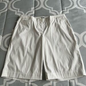 Izod Women’s White cotton, nylon and spandex walking shorts. New with tags.